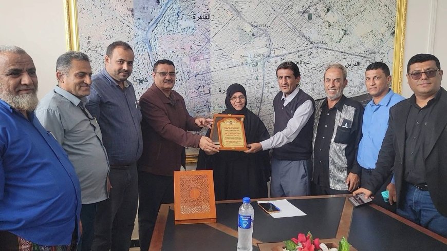 مدير عام المنصورة يكرم "مديرة" و"إدارة" ثانوية الفقيد أحمد حامد خليفة