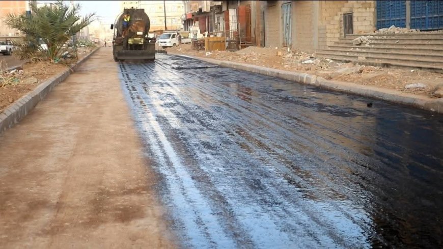 انطلاق رش مادة (MC) تمهيداً لسفلتة طريق التقنية – إنماء بالمنصورة لإنهاء معاناة المواطنين