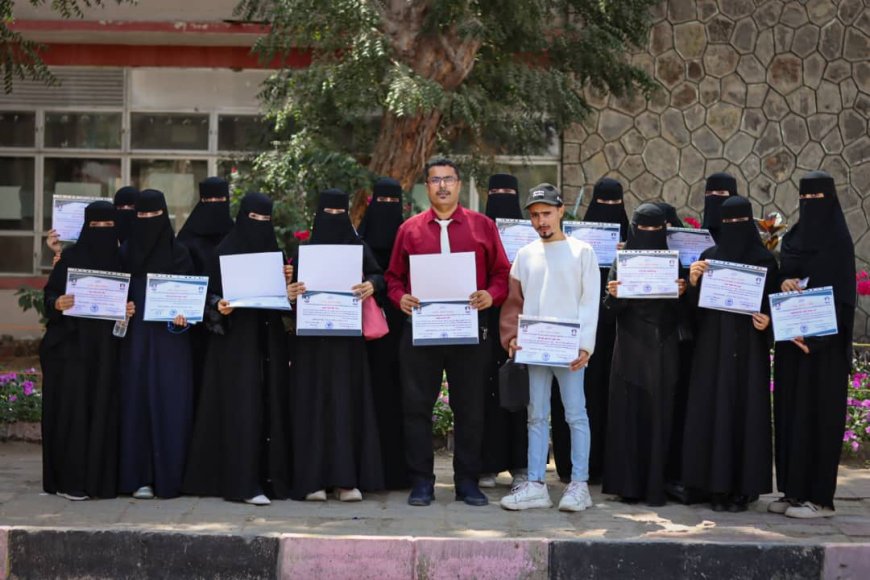 تقديرًا لجهودهم في تطوير المكتبة.. كلية التربية عدن تكريم عدد من الطلاب 
