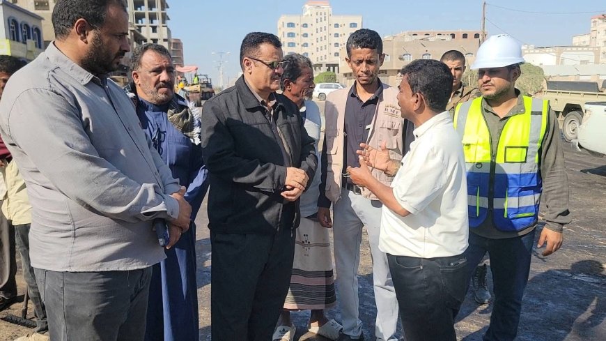 مدير عام المنصورة يتفقد العمل في فرش الطبقة الأسفلتية بمشروع إعادة تأهيل شارع التقنية - تقاطع بئر أحمد..