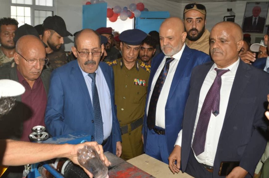 تدشين مركز الإصدار الآلي ومعمل اللوحات المعدنية للمركبات والدراجات النارية لتعزيز الخدمات الأمنية والتنظيم المروري