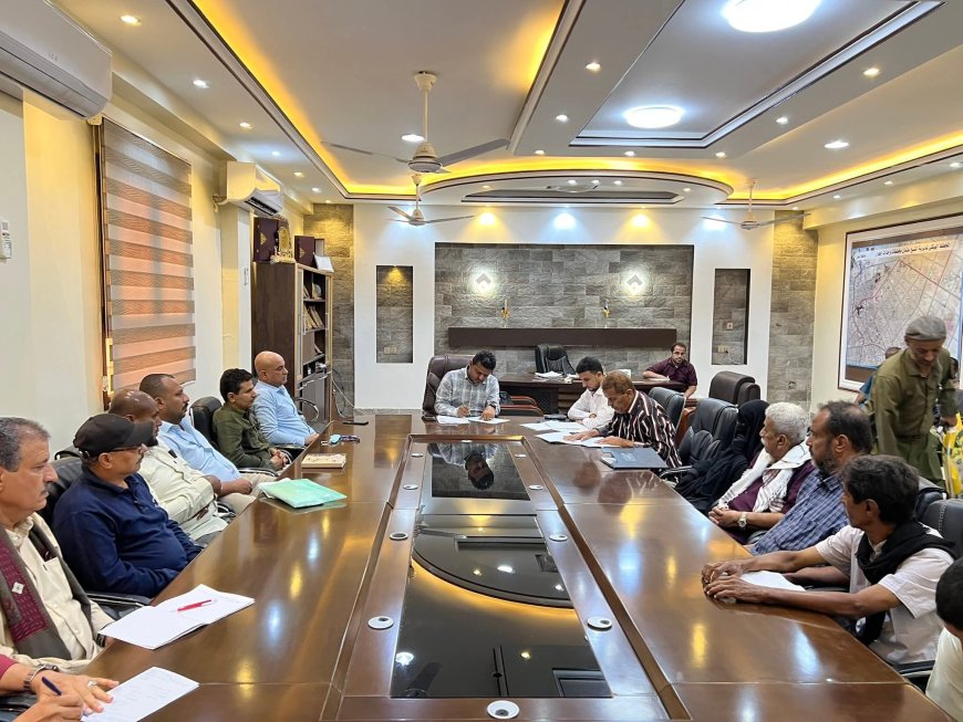 مدير عام مديرية الشيخ عثمان يوجّه بتشكيل لجنة تحقيق بشأن مشكلة الصرف الصحي خلال اجتماعه بالمكتب التنفيذي ويعلن عن مسابقة لحفظة القرآن