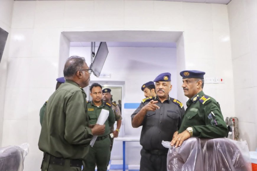القائم بأعمال المدير العام للأمن والشرطة بساحل حضرموت يتفقد سير العمل بالإدارات الأمنية أول أيام رمضان المبارك