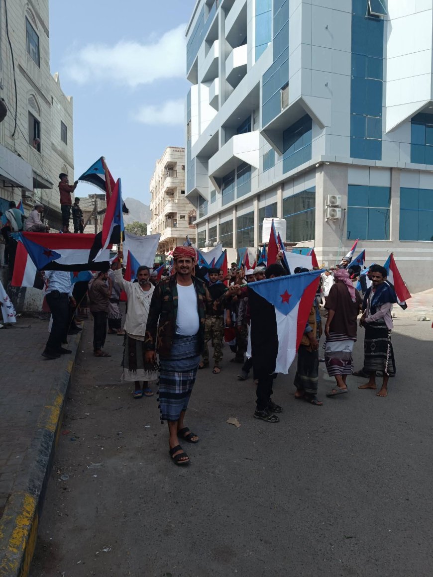 تجمع جماهيري أمام بوابة معاشيق في كريتر بدعوة من المجلس الانتقالي الجنوبي