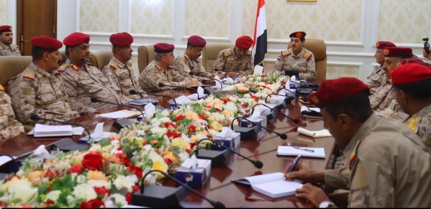 وزير الدفاع يعقد اجتماعاً موسعاً بمساعديه ورؤساء الهيئات العسكرية