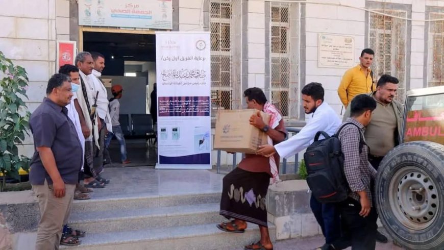 خلية الأعمال الإنسانية تسلم أجهزة فحص دم حديثة لمركزي الجمعة والنجيبة في ريف المخا.