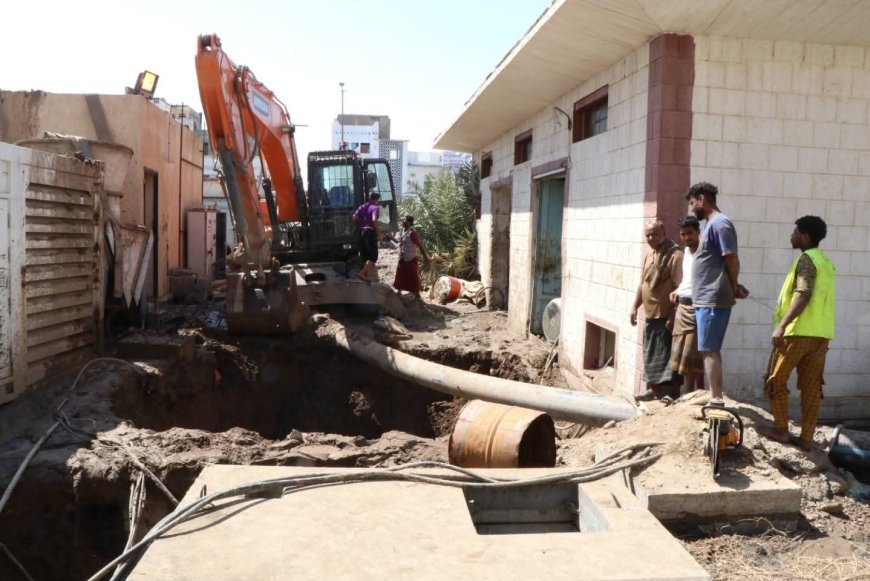 فرق مؤسسة مياه عدن تعمل على إصلاح كسر في محطة ضخ الصرف الصحي بالمنصورة