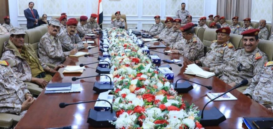 وزير الدفاع يرأس اجتماعًا موسعًا بالهيئات والدوائر والمناطق العسكرية