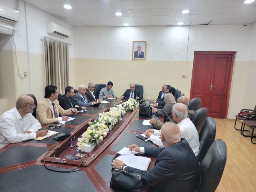 وزير الاتصالات وتقنية المعلومات يعقد اجتماعًا موسعًا بقيادات الوزارة