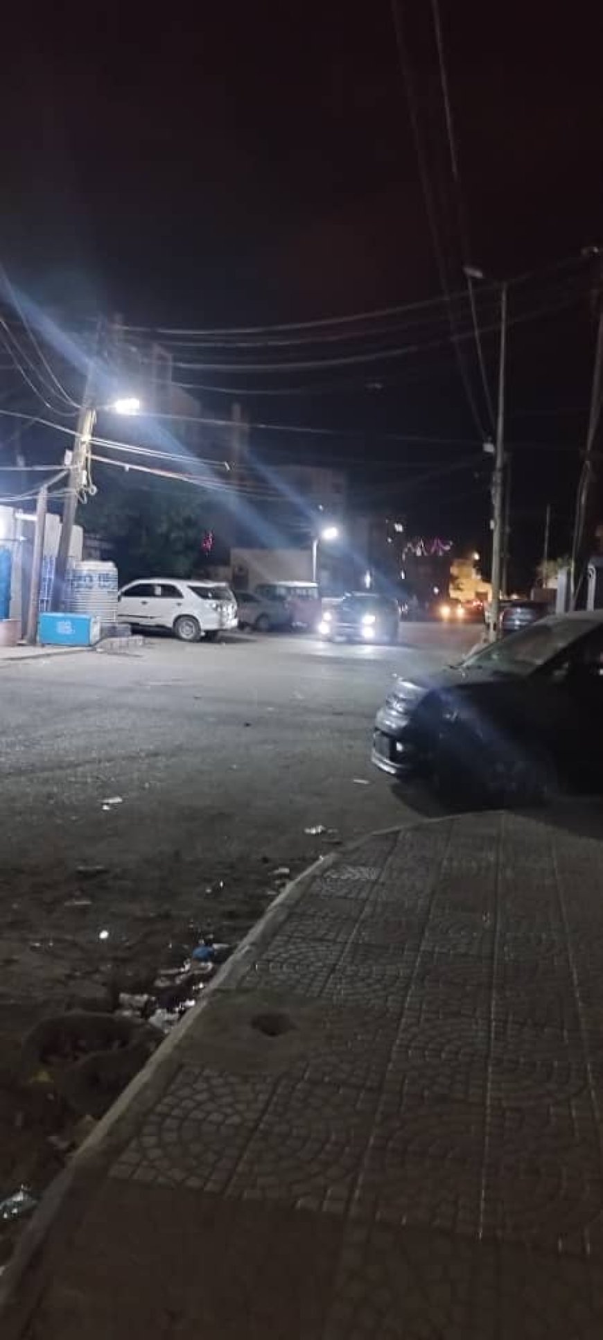 مدير عام خورمكسر يطّلع على أعمال الإنارة بالأحياء ويطالب بسرعة استكمال سفلتة الشارع الممتد من إدارة الأمن إلى جولة البجع