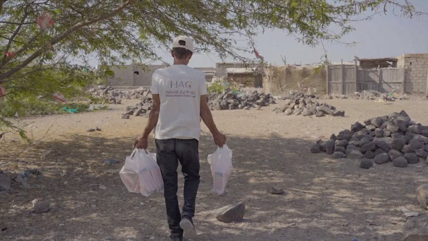 الخلية الإنسانية توزع وجبات إفطار على الأسر النازحة في ذو باب المندب.