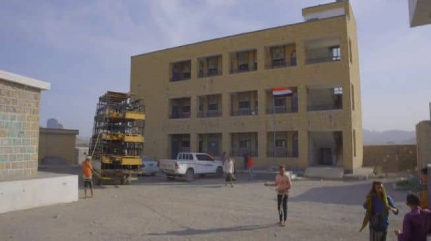 تعز.خلية الأعمال الإنسانية ترفد مدرسة الشهداء في موزع بكراسٍ وأثاث مكتبي.