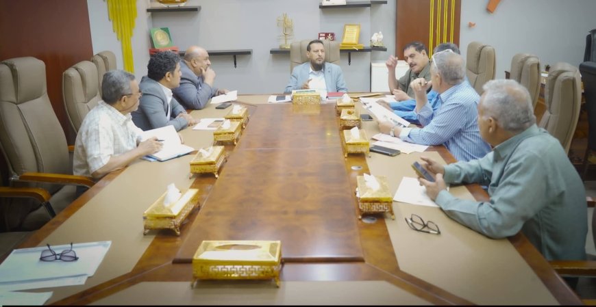 محافظ العاصمة عدن يرأس اجتماعًا موسعًا لمناقشة الإجراءات والخطوات الإصلاحية في قطاعي النقل والطرق