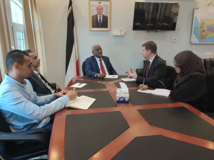 وزير الإدارة المحلية يبحث مع مدير مكتب المبعوث الأممي برامج دعم الأمن والسلام