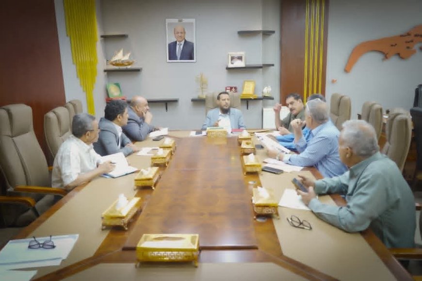 محافظ عدن يناقش الإجراءات والخطوات الإصلاحية في قطاعي النقل والطرق