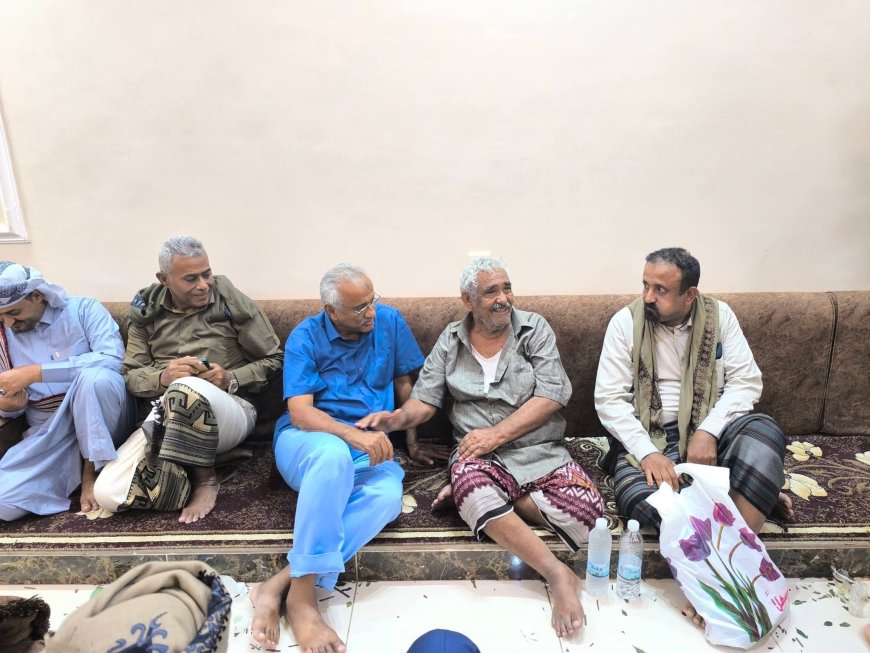 السلطة المحلية بالعاصمة عدن تؤدي واجب العزاء لأسرة الشهيد عبد السلام الشبحي