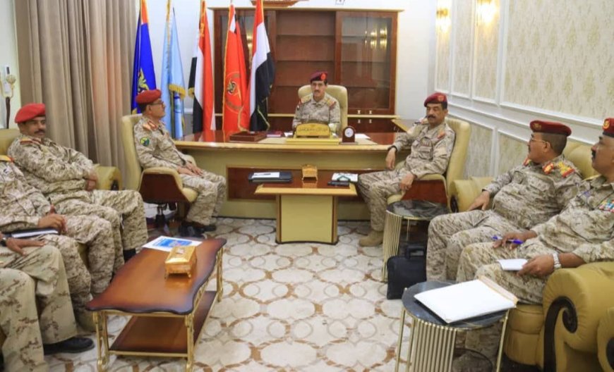 وزير الدفاع يشدد على تفعيل الرقابة والتفتيش وتعزيز العمل الاستخباري 