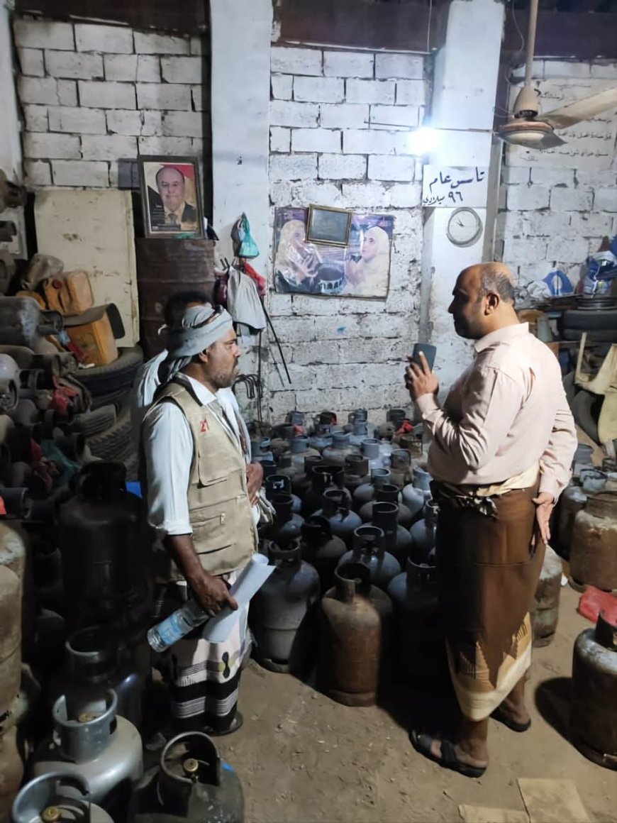 بنزول ميداني مفاجئ.. نائب مدير صناعة عدن يتفقد توزيع الغاز في دار سعد والشيخ عثمان