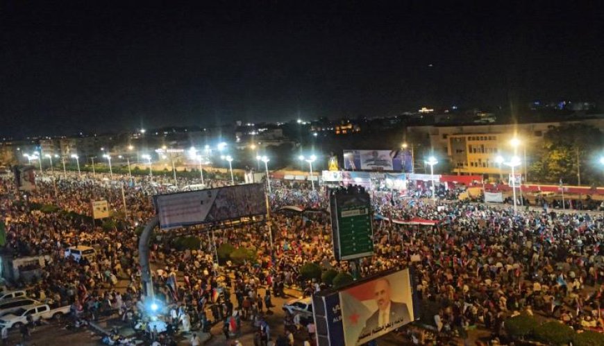 تحت شعار (الثبات والقرار).. حشود جماهيرية كبرى في ساحة العروض بعدن تأييداً للانتقالي