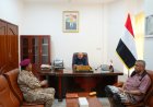 عضو مجلس القيادة محافظ حضرموت يناقش مستجدات الأوضاع العسكرية والأمنية بالمحافظة