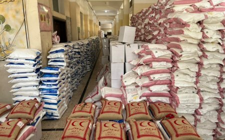 توزيع السلل الغذائية للعاملين في القطاع التربوي في مديرية صيرة بعدن