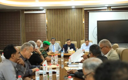 المكتب التنفيذي يستعرض أوضاع المياه والصرف الصحي ويشدد على رفع وتيرة العمل ومضاعفة الجهود الخدمية والرقابية