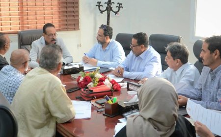 وزير الأشغال يترأس اجتماع لجنة المناقصات بصندوق صيانة الطرق بعدن ويؤكد تعزيز الشفافية وتسريع تنفيذ المشاريع