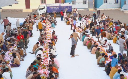 تعز.بدعم الخلية الإنسانية.. أبناء الزهاري بالمخا ينظمون إفطاراً جماعياً.