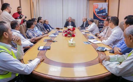 وزير النقل يترأس اجتماعاً بشركة عدن لتطوير الموانئ "محطة الحاويات كالتكس" لمناقشة سير نشاط الميناء 