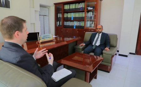 وزير الاتصالات يبحث مع مدير مكتب المبعوث الأممي إلى اليمن مستجدات الأوضاع في اليمن وتعزيز التنسيق لدعم الاستقرار