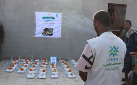 تحت شعار "وبرًّا بوالدي"..   منظمة عبير توزع 100 وجبة غذائية للأسر الأشد فقرًا في منطقة قلوعة بئر عيشة بالبريقة