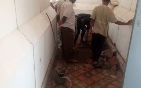 مؤسسة مياه عدن تجدد مطالبتها للمنظمات في حي السفارات بخور مكسر بضرورة إزالة الكتل الإسمنتية والمكاتب المتنقلة