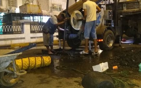 استكمال العمل في تصفية خط الضخ للصرف الصحي بشارع الشهيد مدرم بالمعلا 