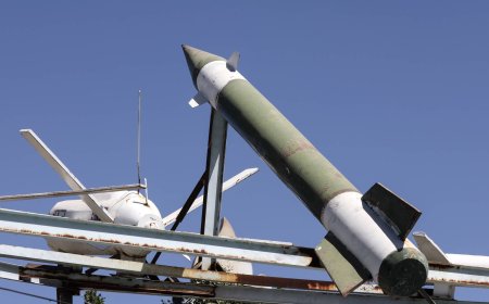 حرب الأشباح في الحديدة.. الحوثيون ينشرون (مجسمات وهمية) لصواريخ وزوارق بحرية (تفاصيل) 