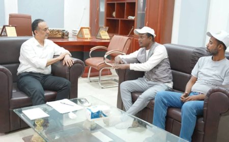 مدير صحة عدن يلتقي مؤسسة الهجرة الخيرية للتنمية ويشيد بإنشطتها الإنسانية في المحافظة 