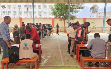 تدشين توزيع سلال غذائية لموظفي مؤسسة المياه والصرف الصحي بعدن