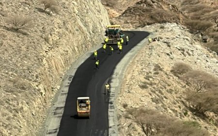 انطلاق أعمال السفلتة في طريق الشهيد أبو اليمامة بلحج ضمن مشروع تدخل طارئ لتحسين شبكة الطرق