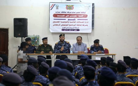 قائد شرطة الدوريات وأمن الطرق بمأرب يشدد على رفع مستوى الوعي لدى رجال الأمن لمواجهة التحديات الراهنة