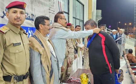 تتويج فريق الشهيد الشدادي بكأس بطولة العميد حاتم الصباري لكرة القدم في المنطقة العسكرية السابعة