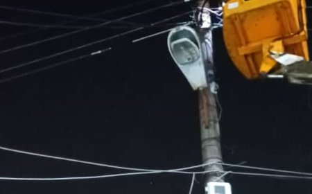 تنفيذ أعمال صيانة وتركيب كشافات إنارة في حي المدينة البيضاء بخورمكسر