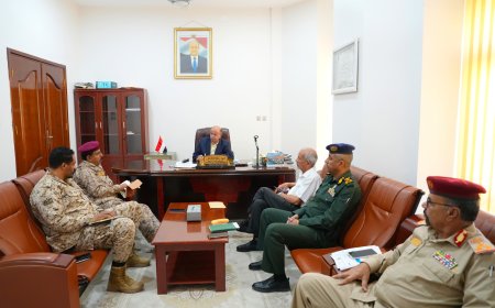 عضو مجلس القيادة الرئاسي محافظ حضرموت يترأس اجتماعاً للجنة الأمنية للوقوف على مستوى تنفيذ المهام الأمنية بالمحافظة