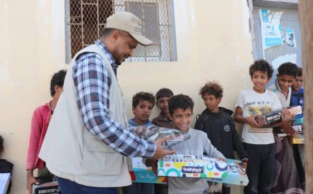 الخلية الإنسانية تواصل توزيع كسوة العيد لـ5500 طفل في مديريات الحديدة المحررة