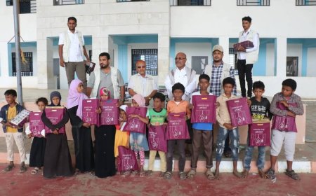 الحديدة..الخلية الإنسانية تواصل توزيع كسوة العيد لـ5500 طفل في مديريات الحديدة المحررة