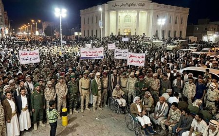 للمطالبة بصرف رواتبهم .. احتجاجات غاضبة للجرحى وجنود الجيش الوطني أمام البنك المركزي في مأرب.