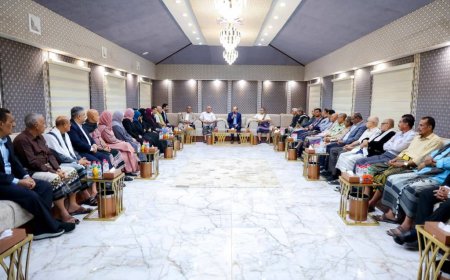 بحضور وزير التربية والتعليم العبادي.. رئيس الوزراء الزنداني يلتقي برؤساء جامعات وأكاديميين وتربويين