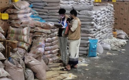 مكتب الصناعة بعدن يضبط آلاف الأكياس من السكر المغشوش والأرز التالف في عملية رقابية نوعية بمديرية المنصورة