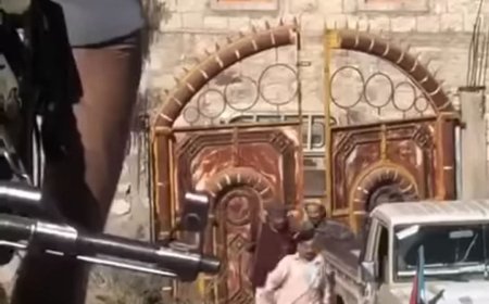 اشترط شرطا عجيبا!!.. شاهد بالفيديو لحظة تسليم قاتل ابنه نفسه للأمن في الضالع