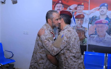 رئيس هيئة الأركان يؤدي صلاة عيد الفطر المُبارك مع القيادات العسكرية بمأرب 