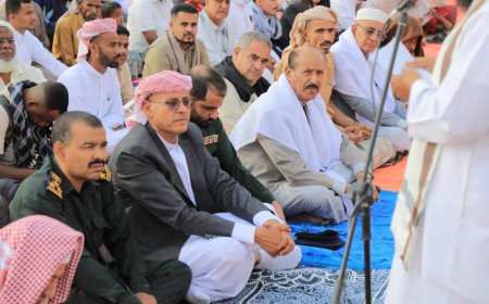 الوكيل بارباع يؤدي صلاة عيد الفطر المبارك مع جموع المصلين ويستقبل جموع المهنئين 