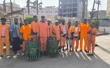 في ليلة وضحاها..عمال نظافةعدن يرفعون ( ٢٠٠٠)طن من القمامة والمخلفات 